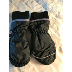 girls mittens , size extra small, black. Perfect for cold days!
