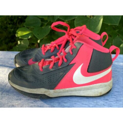 NIKE TEAM HUSTLE Hot Pink & Gray White Logo Athletic Sneakers Shoes 1Y 1❤️sj18m7