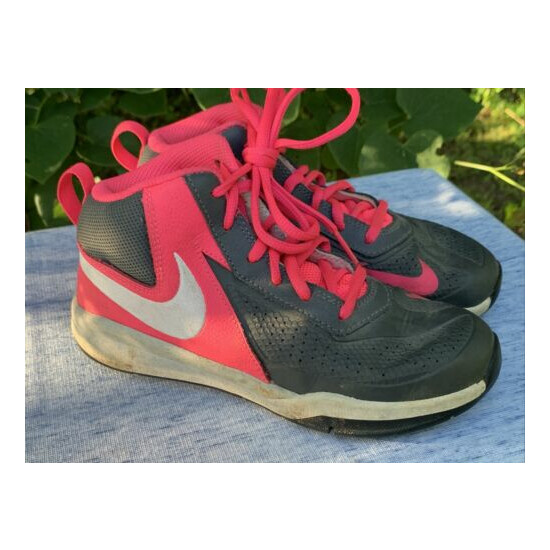 NIKE TEAM HUSTLE Hot Pink & Gray White Logo Athletic Sneakers Shoes 1Y 1❤️sj18m7 image {6}