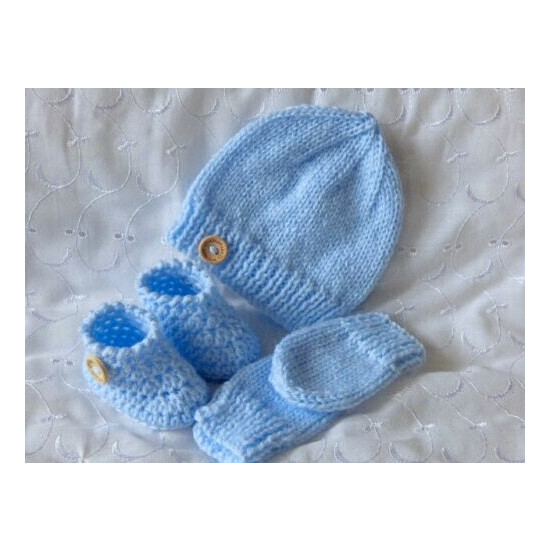 NEWBORN / 0-3 MONTH BABY SKY BLUE HAND KNITTED CROCHET HAT SHOES/BOOTS & MITTENS image {1}