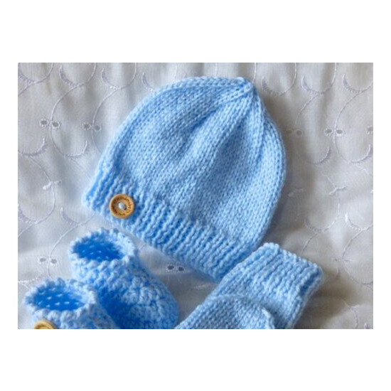 NEWBORN / 0-3 MONTH BABY SKY BLUE HAND KNITTED CROCHET HAT SHOES/BOOTS & MITTENS image {3}