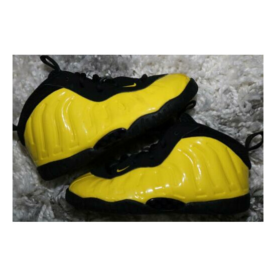 NIKE AIR FOAMPOSITE ONE WU TANG YOUTH BOYS BASKETBALL SHOES YELLOW 723947-701 9C image {1}