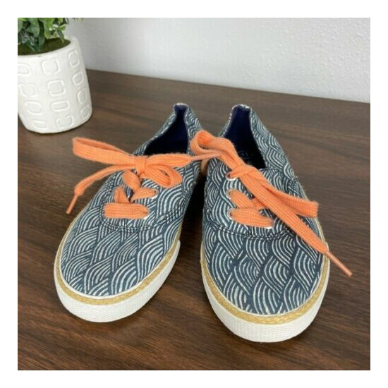 Gk allover wave print lace up sneakers size 11 image {3}