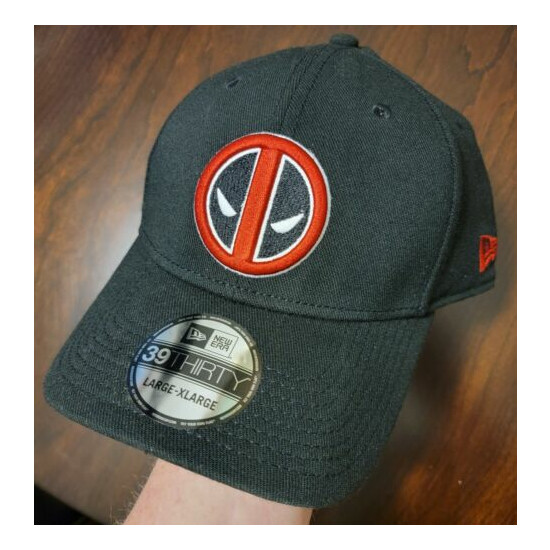 Rare 2014 New Era Marvel Deadpool Symbol Black And Red 39Thirty Fitted Hat L/XL image {1}