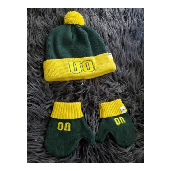 Univercity of Oregon Hat And Gloves size Infant (realistically fits 2-3year old) image {1}