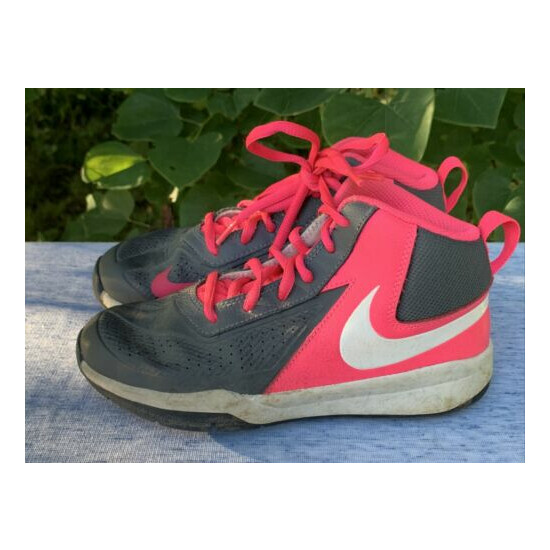 NIKE TEAM HUSTLE Hot Pink & Gray White Logo Athletic Sneakers Shoes 1Y 1❤️sj18m7 image {2}