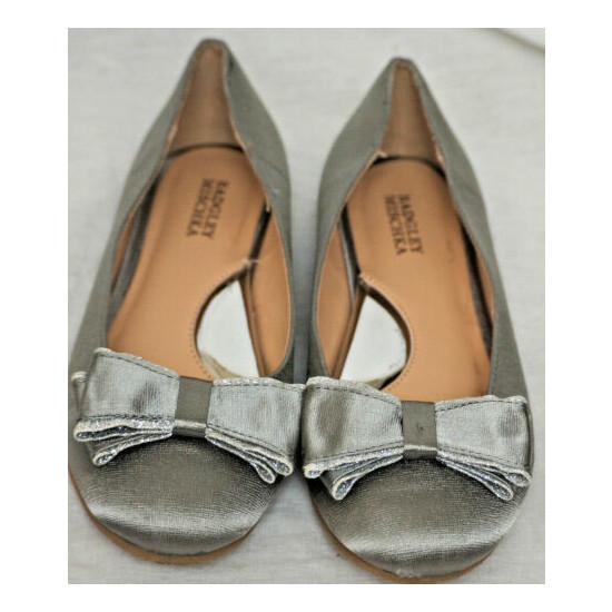 Kids BADGLEY MISCHKA Silver Amber Shines BAllet Flats with Bow - Size 2 image {2}