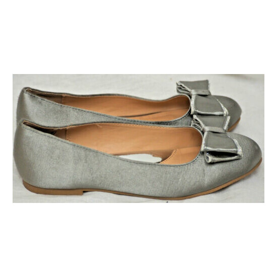 Kids BADGLEY MISCHKA Silver Amber Shines BAllet Flats with Bow - Size 2 image {3}