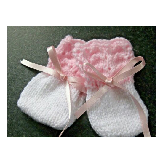 LOVELY HAND KNITTED BABY MITTENS IN WHITE WITH PINK TOP SIZE 0-3 MONTHS (6) image {1}