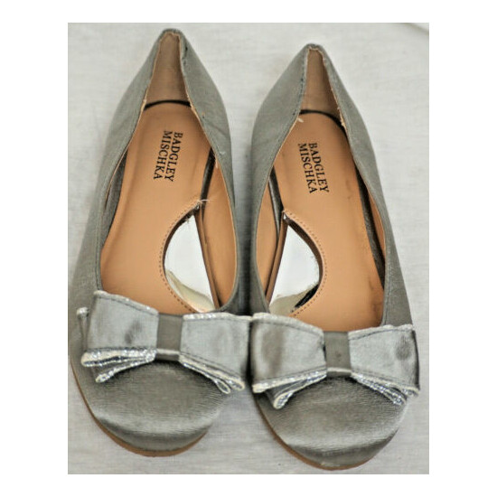 Kids BADGLEY MISCHKA Silver Amber Shines BAllet Flats with Bow - Size 2 image {1}