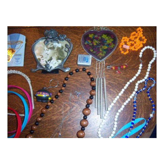 LOT OF GIRLS ASSORTED JEWELRY TREASURES, NECKLACES, HEADBANDS, OVER 100 PC. FS image {4}
