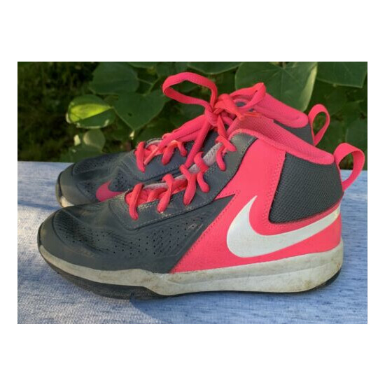 NIKE TEAM HUSTLE Hot Pink & Gray White Logo Athletic Sneakers Shoes 1Y 1❤️sj18m7 image {3}