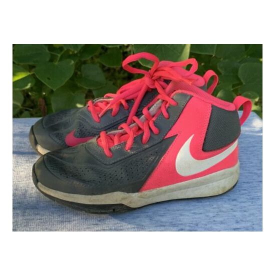 NIKE TEAM HUSTLE Hot Pink & Gray White Logo Athletic Sneakers Shoes 1Y 1❤️sj18m7 image {4}