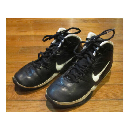 Nike Youth Black & White Quick Handle Basketball Shoes Size Sz 3Y image {1}
