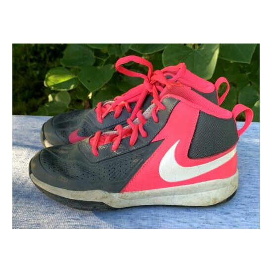 NIKE TEAM HUSTLE Hot Pink & Gray White Logo Athletic Sneakers Shoes 1Y 1❤️sj18m7 image {1}