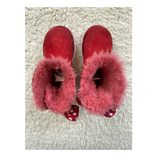Limited Edition DISNEY UGG Boot Sweetie Bow Kids Red Medium US Size 7 image {4}