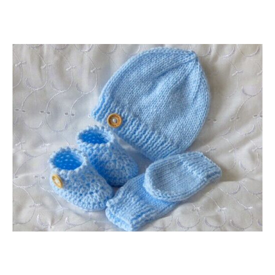NEWBORN / 0-3 MONTH BABY SKY BLUE HAND KNITTED CROCHET HAT SHOES/BOOTS & MITTENS image {2}