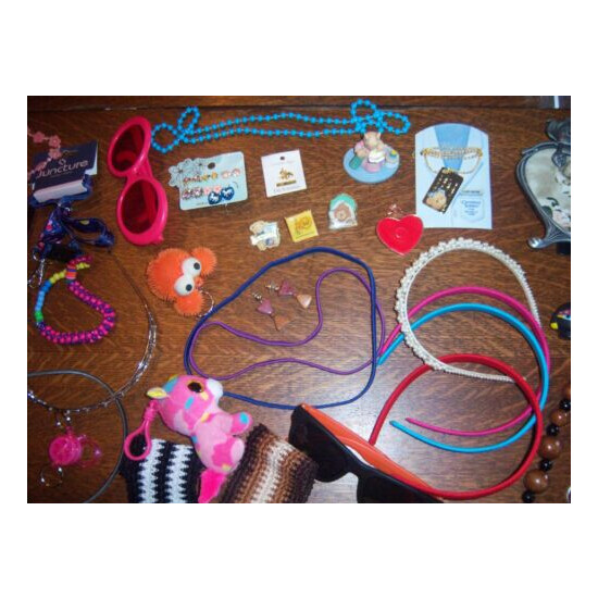 LOT OF GIRLS ASSORTED JEWELRY TREASURES, NECKLACES, HEADBANDS, OVER 100 PC. FS image {3}