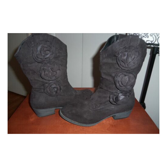 Kensie Girl Elindo Suede Fabric Western Style Black Boots Size 7 Flowers On Side image {1}